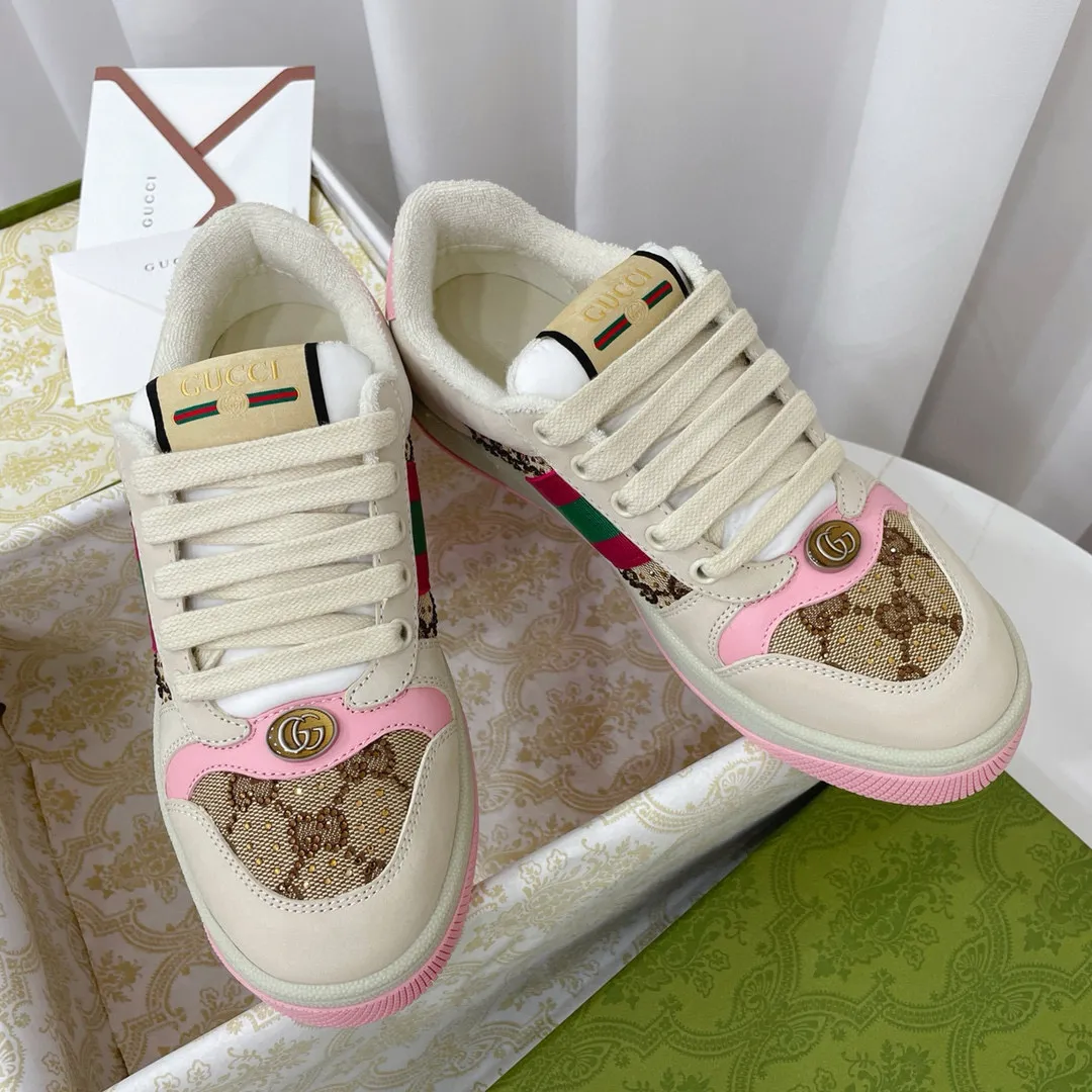 Factory price: 580💰 GUCCI Gucci's newly upgraded back cover lining, top-notch old dirty shoes, classic casual sports shoes for couples, retro sneakers and old G family dirty shoes, updated at the counter simultaneously! ①The shoe upper has the same water-based edge coating process as the original version⚠️The ordinary oil edges on the market have a strong glue feel and are easy to fall off! Grade A first-layer nubuck leather (with pores)/matching computer embroidered double G cloth, high-density terry velvet lining. ② A PVC transparent small round mark sealing line is added to the details of the midsole. The mold is opened six times and the jewelry craftsmanship is used to customize the two-color double G buckle, striving to be the same as the original version. A pair of buttons is more than three times more expensive than ordinary buckles on the market. ③An old two-color washable label, the chip is placed on the outer waist of the right foot, the entire shoe is completely hollowed out with rubber technology, TUP material (rubber to distinguish the market) with the latest green packaging from the counter, 3D printed handbag, and a pair of shoelaces. There is no pressure when entering and exiting the counter. You can buy a 1:1 accurate replica of the original version and modify and upgrade it repeatedly. The details are perfectly restored, the materials are all customized, and they are truly top-notch. Please look at the details clearly to identify the quality. Upper: First-layer frosted cowhide/embroidered double G cloth. Lining: original high-density velvet lining. Foot pads: original pearlescent sheepskin. Outsole: private molded vacuum TPU material. Packaging: original top-grade full set packaging at the counter. Shoe size: women's size 35-40, men's size 39-44 (men's size 38, 45🉑️customized, non-returnable)